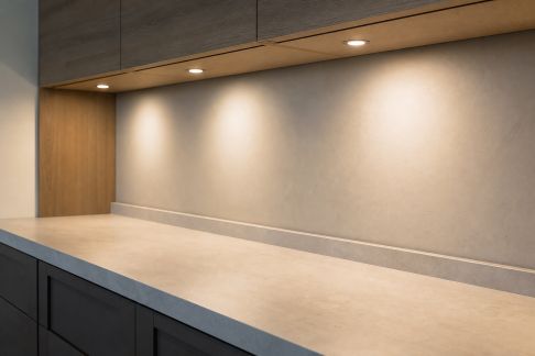 Lampes et éclairages sous meubles : optimiser la luminosité de son plan de travail