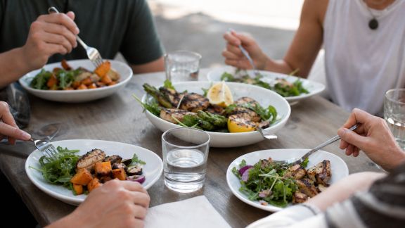 Comment gérer les invitations et repas entre amis quand on mange sans gluten