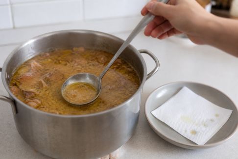 Techniques simples pour dégraisser un plat trop riche sans le dénaturer