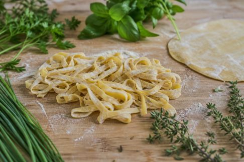 Pâtes maison aux herbes fraîches de saison : mode d’emploi