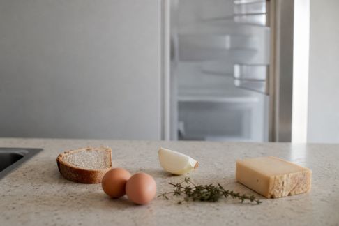 Repas d’appoint : que cuisiner rapidement quand le frigo est presque vide ?