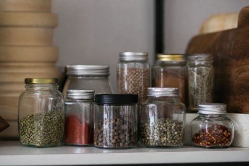 Organiser les épices et condiments pour une cuisine plus efficace