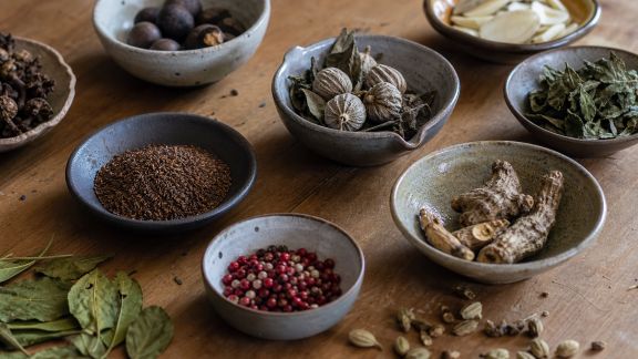 Herbes et épices rares : comment les apprivoiser dans la cuisine du quotidien