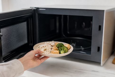 Comment bien utiliser le micro-ondes pour des cuissons express et réussies