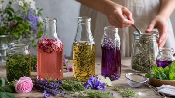 Préparer des sirops originaux avec des herbes et fleurs du jardin