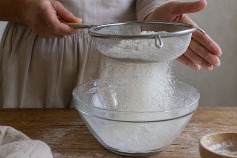 Pourquoi tamiser la farine change tout dans vos desserts