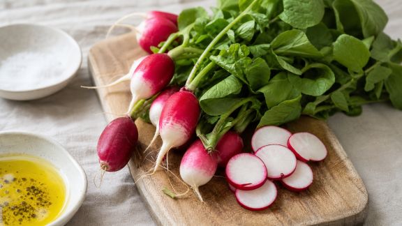 Entrées printanières avec les premiers radis et fanes comestibles