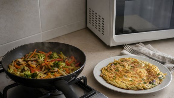 Cuisiner sans four : des recettes faciles à la poêle ou au micro-ondes