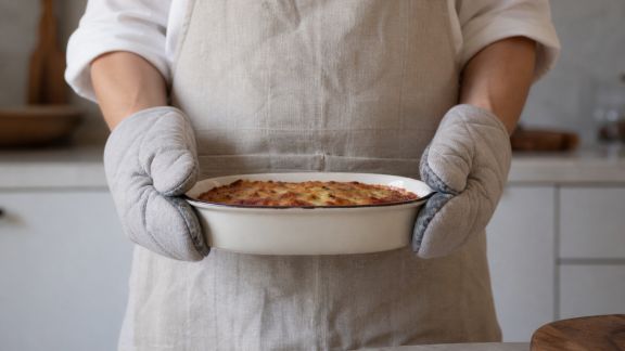 Tabliers et gants de cuisine : protection et confort au quotidien
