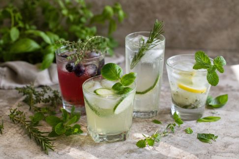Cocktails et mocktails aux herbes fraîches : comment les utiliser en boisson